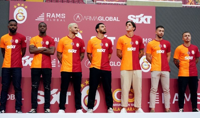 Galatasaray, yeni transferlerine taraftara açık imza töreni düzenledi