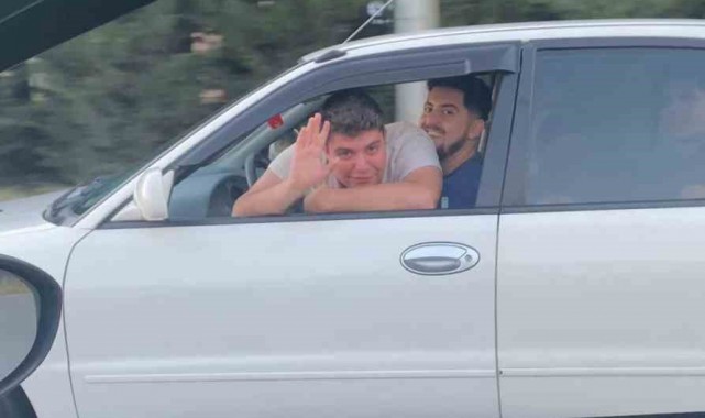 Gençlerin Tiktok videosu için tehlikeli yolculuğu kamerada