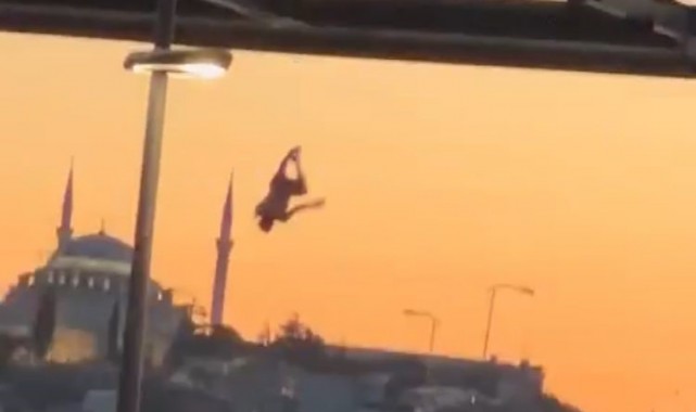 Haliç'te tehlikeli oyun: Serinlemek için Haliç Metro Köprüsü'nden suya atladılar