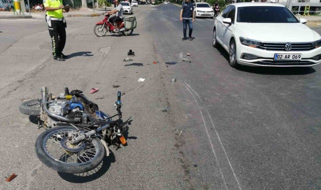 İki otomobil bir motosiklet çarpıştı: 1'i ağır 3 yaralı