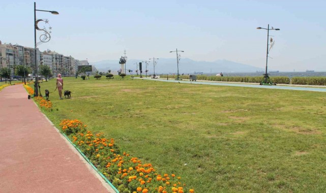 İzmir 41 dereceyi gördü, meydanlar boş kaldı