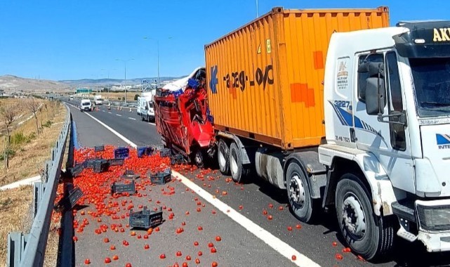 İzmir'de kamyon tıra arkadan çarptı: 1 ölü