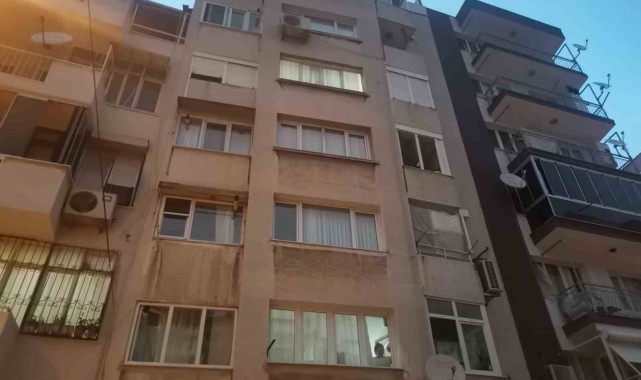 İzmir'de anne ile oğlu evlerinde ölü bulundu
