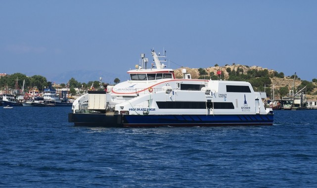İzmir'de arabalı vapur seferleri yeniden başladı