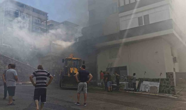 İzmir'de inşaat malzemeleri deposunda yangın