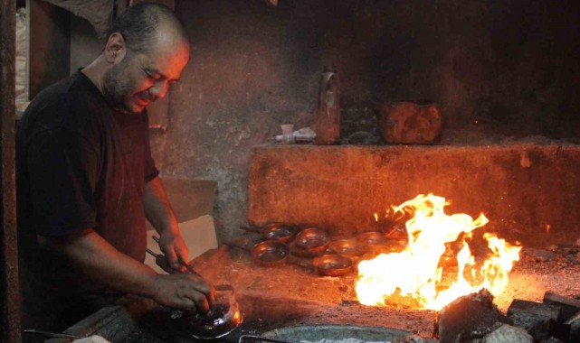 Kalaycı kardeşler, 80 derece sıcaklıkta dede mirası mesleklerine sahip çıkıyor