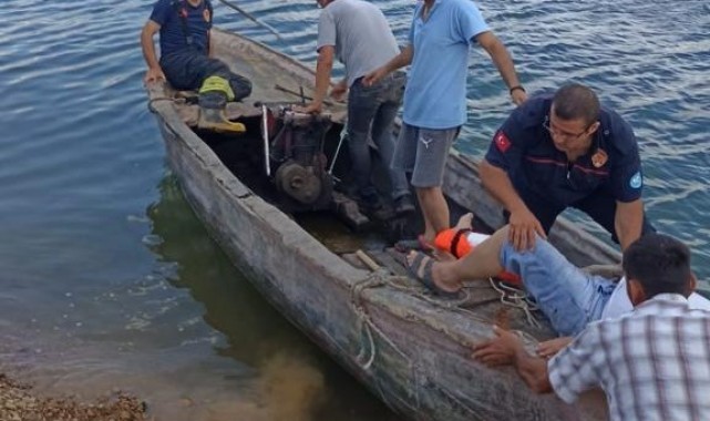 Kayalıklardan düştü, kayıkla kurtarıldı