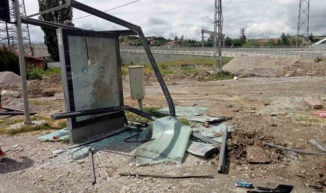 Kontrolden çıkan yolcu otobüsü durağa daldı: 4 yaralı