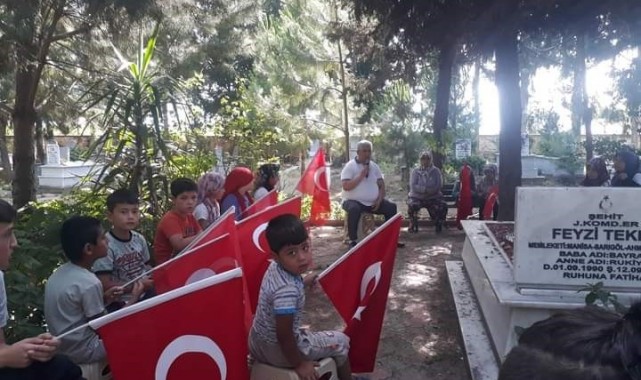 Kur'an kursu öğrencileri şehit Feyzi Tekeş'in kabrini ziyaret etti