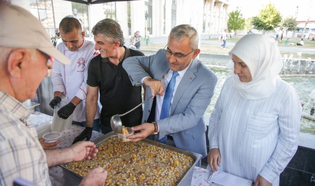 Kütahya Belediyesinden vatandaşlara aşure ikramı