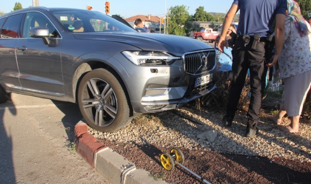 Lüks otomobilin çarptığı elektrikli bisikletteki çocuk ağır yaralandı