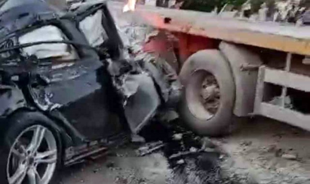 Otomobil TIR'ın dorsesine ok gibi saplandı: 1 ölü