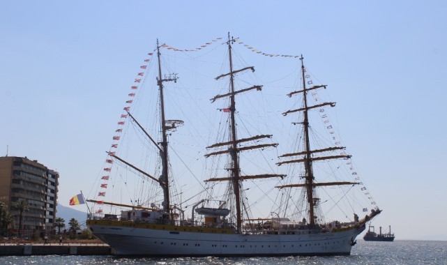 Romanya donanma gemisi İzmir'de