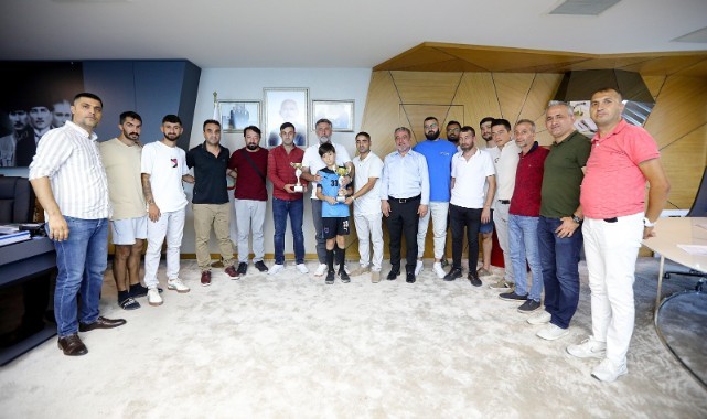 Şampiyonluk kupasını Başkan Sandal’a getirdiler