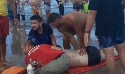Serinlemek için denize giren 2 kişi boğulmaktan kurtarıldı