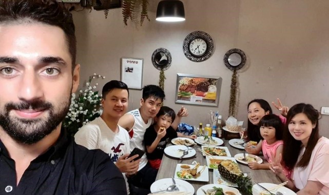 Tatil için gittiği Phuket'in en ünlü restoranının sahibi oldu