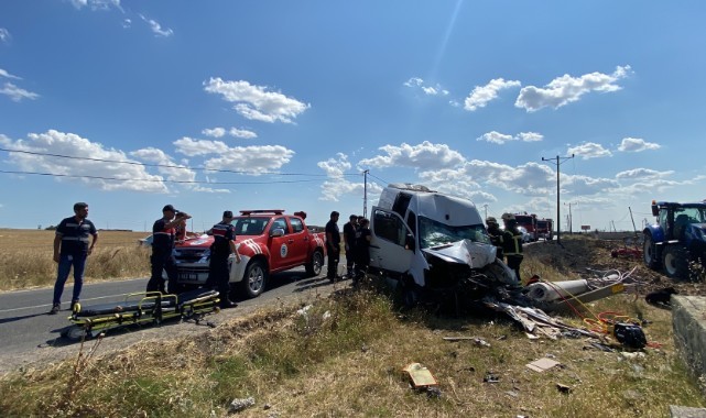 Tekirdağ'da işçileri taşıyan minibüs elektrik direğine çarptı 7 yaralı