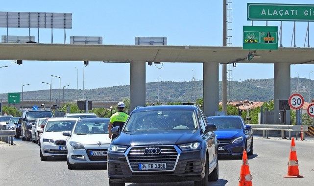 Ünlü tatil merkezi Çeşme'ye bayramda 217 bini aşkın araç giriş yaptı