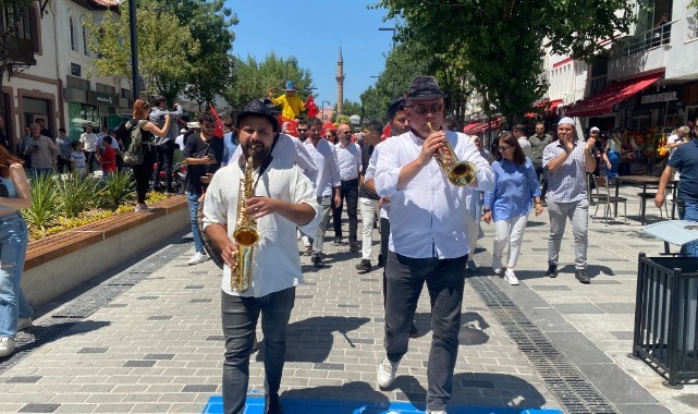 Uşak’ta 5. Uluslararası Tiyatro Festivali renkli görüntülerle başladı