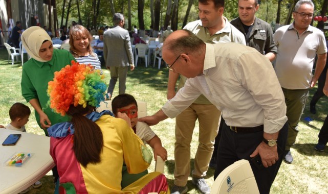Vali Karadeniz ve eşi koruyucu aileler ve çocuklarıyla piknikte buluştu