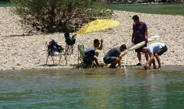 Yasak dinlemeyip tehlikeyi göze alarak Manavgat Irmağı'na girdiler