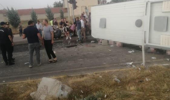 Afyonkarahisar’da midibüs devrildi: 30'a yakın yaralı var