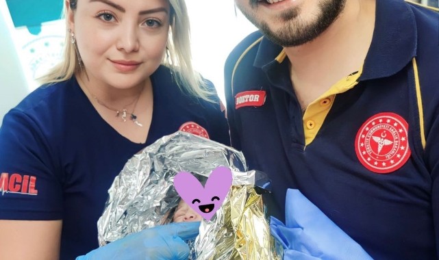 Genç kadın ambulansta doğum yaptı