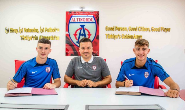 Altınordu'da 2 genç daha profesyonel oldu