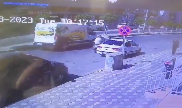Aracın açılan kapısına çarpan sürücü yaralandı