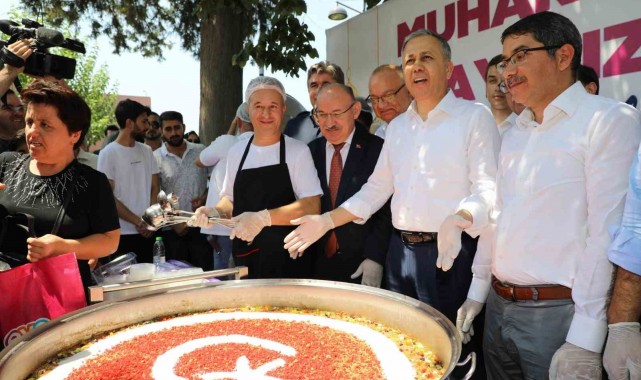 Bakan Yerlikaya esnafla buluştu aşure dağıttı
