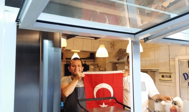 Büyükşehir Zabıtadan Vatandaşlara Türk Bayrağı
