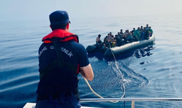 İzmir açıklarında 125 düzensiz göçmen kurtarıldı, 47 düzensiz göçmen yakalandı