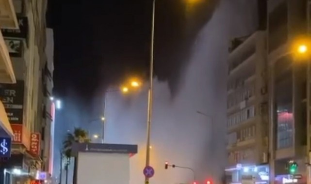 İzmir'de su borusu patladı, trafik durma noktasına geldi