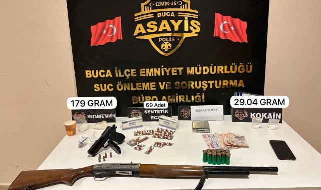 İzmir'de uyuşturucu evine polis baskını: 2 gözaltı