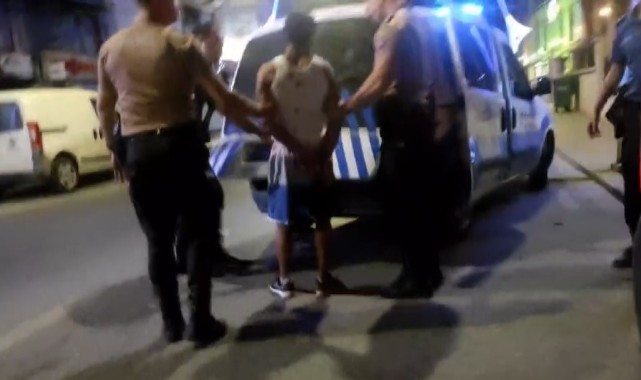 Kanlar içindeki şahıs kelepçenin sıkı olmasına kızdı, duvara kafa attı