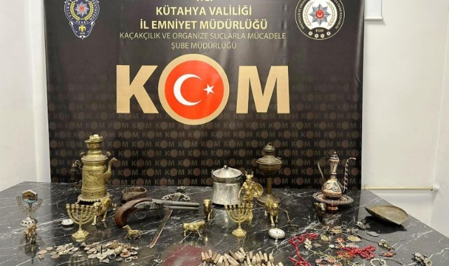 Kütahya’da bir araçta çok sayıda tarihi eser ele geçirildi