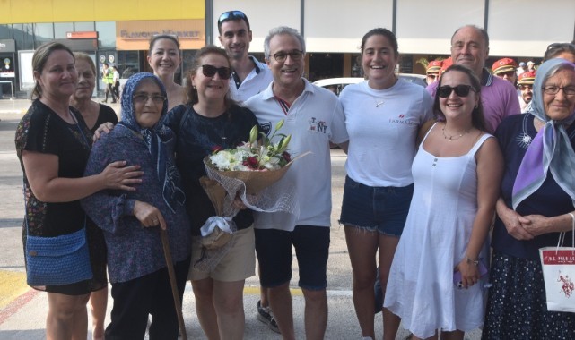 Kuzey Kanalı'nı yüzerek geçerek adını tarihe yazdıran Aysu memleketinde coşkuyla karşılandı