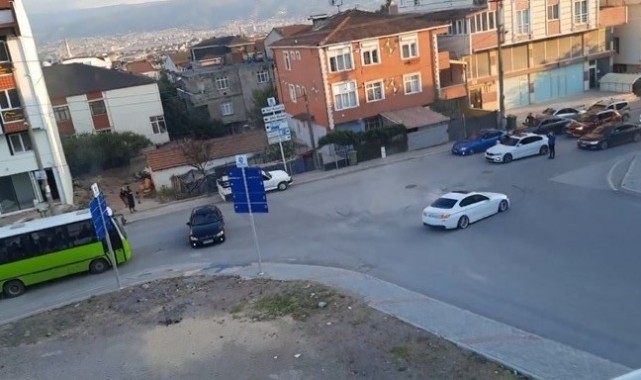 Magandalar halk otobüsünün önünü kesip drift yaptılar 