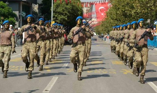 Manisa'da komandoların tüfekli gösterileri izleyenleri mest etti (FOTO GALERİ)