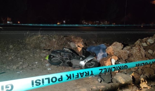 Motosikletiyle şarampoldeki taş yığınına çarpan sürücü hayatını kaybetti