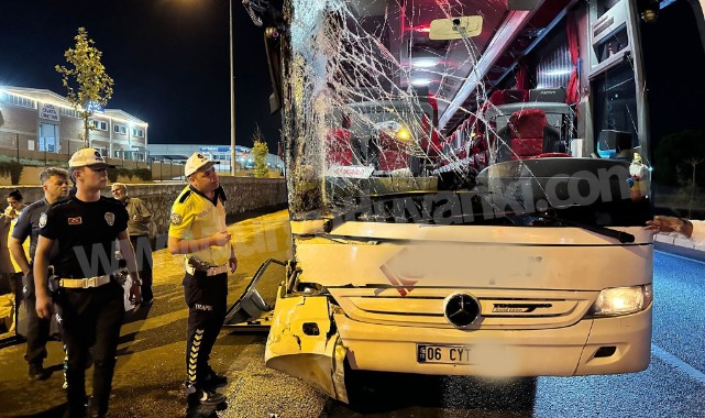 Turgutlu'da otobüs TIR ile çarpıştı 3 Yaralı