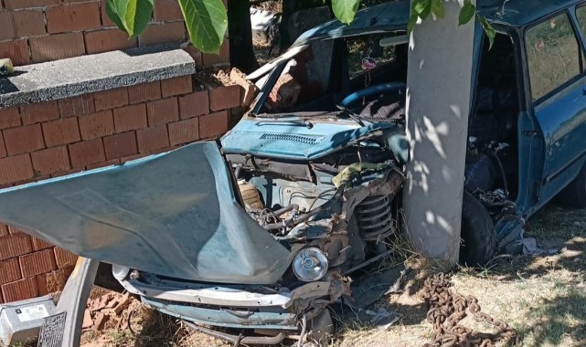 Otomobil önce duvara, ardından aydınlatma direğine çarptı: 1 ölü