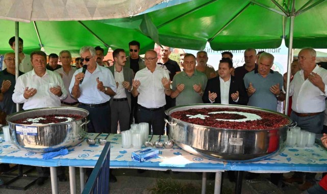 Pazar yerinde vatandaşlara aşure ikramı