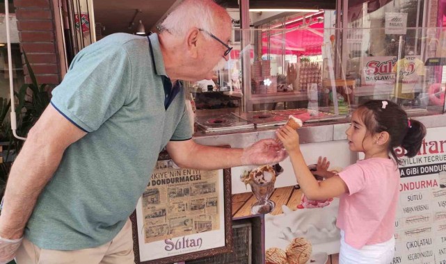 "Süt Dede"den çocuklara 40 yıldır ücretsiz dondurma