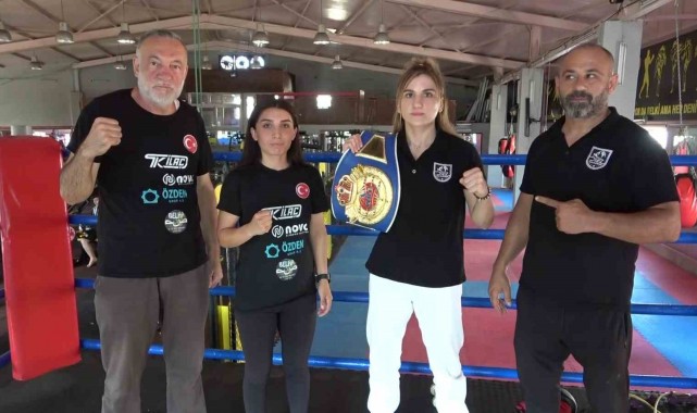 Türk boksör Elif, Makedonya'dan dünya şampiyonluk kemeri ile döndü