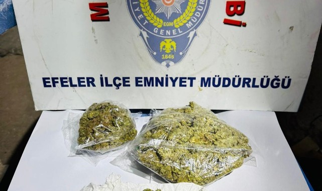 Uyuşturucu dolu poşetten kurtulmaya çalıştılar, polisin dikkatinden kaçamadılar