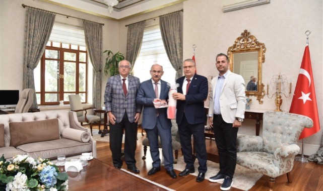 Vali Karadeniz’e Kırmızı Dipli Mumla Yuntdağı Yağlı Güreş Festivali Daveti