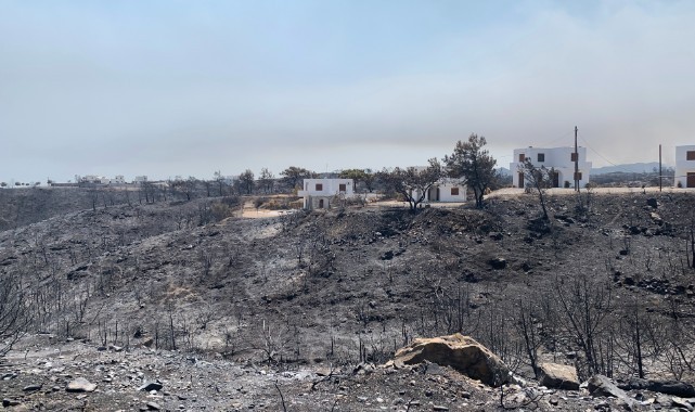 Yunanistan’dan yangınlardan etkilenen turistlere bir hafta ücretsiz tatil sözü   
