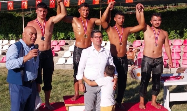 Yunusemreli yağlı güreşçilerden Manisa'ya iki madalya