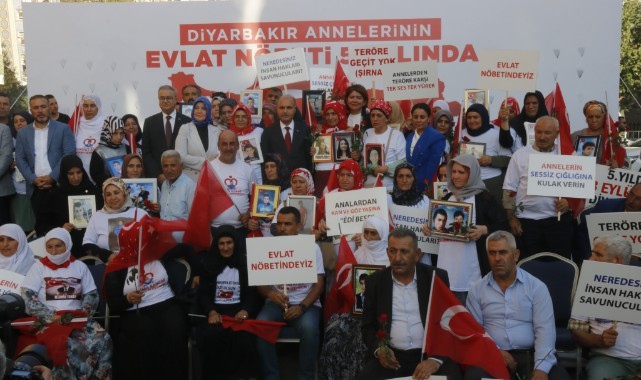 Aile ve Sosyal Politikalar ile İçişleri Bakan Yardımcıları Diyarbakır anneleriyle bir araya geldi   